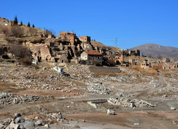 Vicdanımız sızlıyor! Kayseri'de baraj suyu çekilince mezarlık ve iskeletler ortaya çıktı - Resim: 1