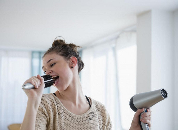 Kendinize bir şarkı seçin ve güne bu şarkıyı söyleyerek başlayın! Sebebi ise... - Resim: 0