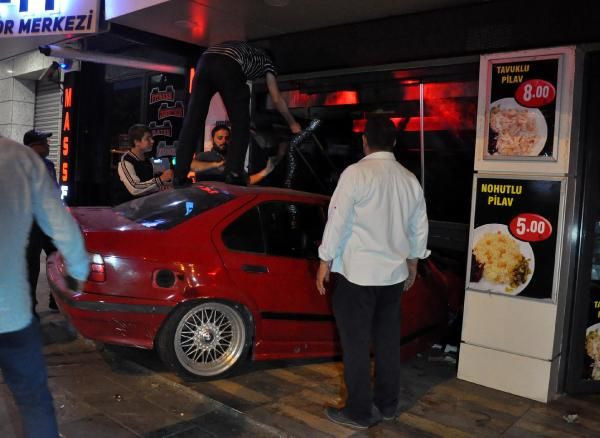 Böyle arkadaş olmaz olsun! Kazada araçta sıkışan arkadaşını bırakıp kaçtı - Resim: 1