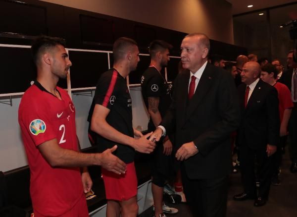Erdoğan milli takımın soyunma odasını ziyaret etti! İşte dikkat çeken kareler - Resim: 1
