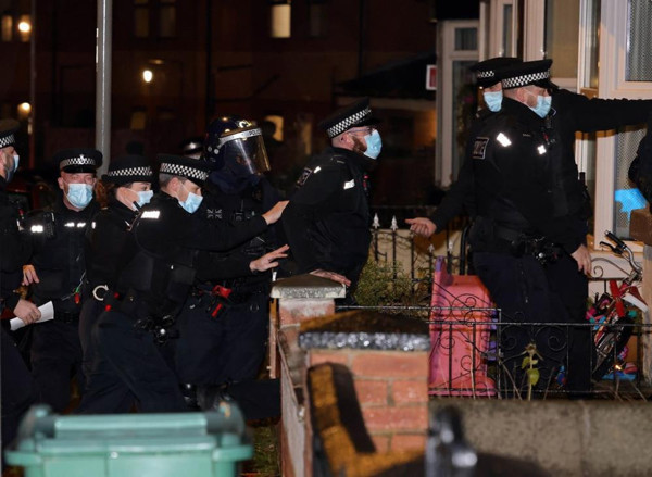 İngiltere Başbakanı polis kılığında denetime çıktı: sürekli hapse koyamayız - Resim: 0