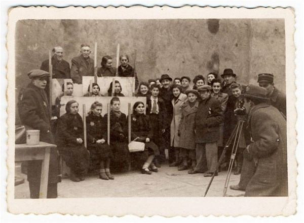 Nazi fotoğraflarını gizli gizli çekti! Bebekleri sıraya dizip... - Resim: 2