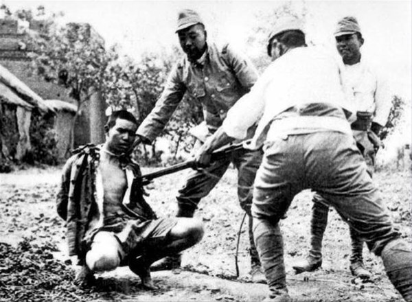 Utanç lekesi kadınları çırılçıplak soyup... - Resim: 1