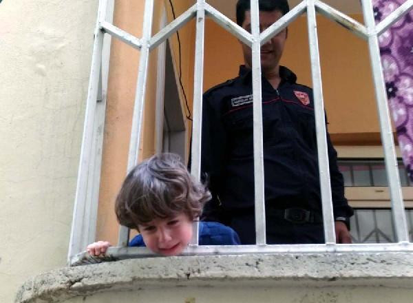 Korkuluklara kafası sıkışan çocuğu itfaiye kurtardı - Resim: 1