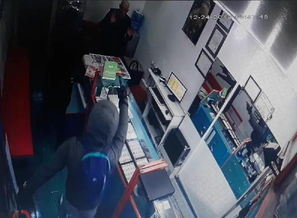 İzmir'de soyguncular 2 kişiyi vurdu! 1,5 kilo altınla kayıplara karıştı - Resim: 0