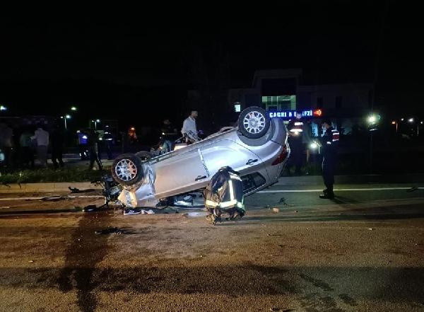 Yalova'da feci kaza! Aydınlatma direğine çarparak takla attı 1'i ağır 3 yaralı var - Resim: 0