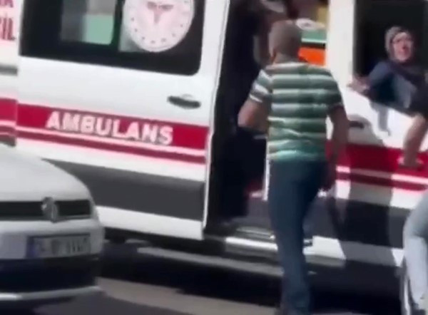 Gerçekten pes! Yol vermeyip ambulansı durdurdu, 'hasta mı var' diye sordu - Resim: 0