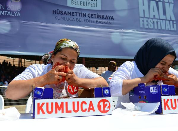 Herkes şaşkın bakışlarla onları izledi! İşte renkli kareler - Resim: 1
