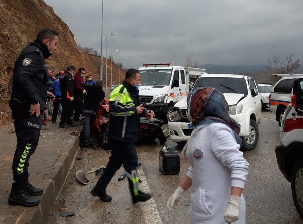 Tunceli Elazığ yolunda feci kaza! Araç içinde sıkışıp can verdiler - Resim: 0