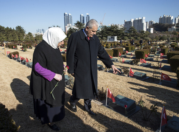 Başbakan Yıldırım Kore'deki Türk şehitliğinde! Gözleri doldu.. - Resim: 4