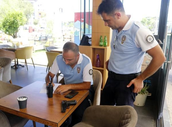 Konyaaltı Sahili'nde denizde dalış yaparken tabanca buldu - Resim: 3