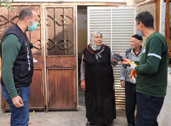 Mersin'de temizlik işçisinden alkışlanacak hareket! Mutluluğunu gizleyemedi - Resim: 0