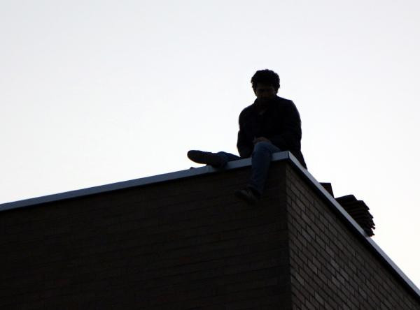 Parasını alamayınca çalıştığı inşaatın çatısına çıktı! - Resim: 1