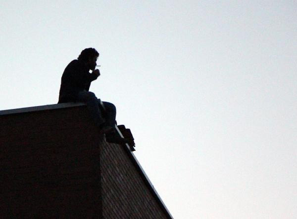 Parasını alamayınca çalıştığı inşaatın çatısına çıktı! - Resim: 3