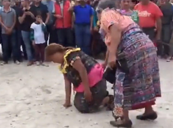 Herkesin önünde kızını kırbaçlayan kadın sosyal medyada olay oldu! Sebebi hayret verici... - Resim: 3