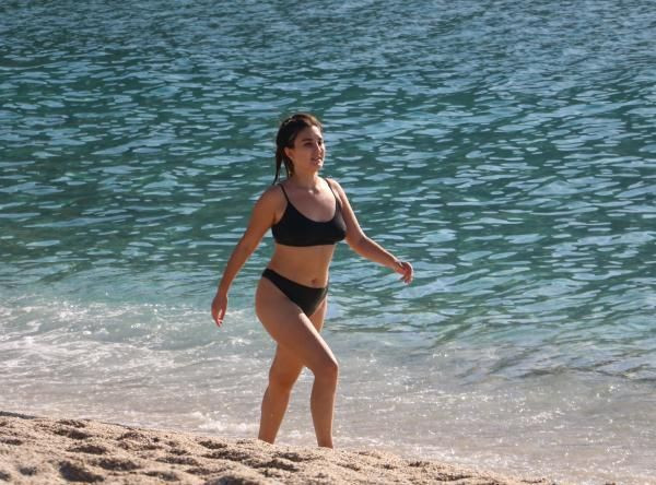 Muğla ve Antalya'da kısıtlama bitti! Virüse aldırış etmeden plajlara akın ettiler - Resim: 2