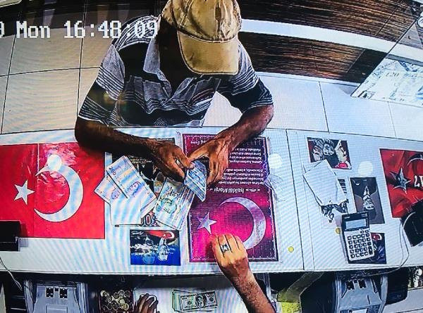 Antalya'da bir vatandaş 32 bin lirayı havaya saçtı görenlerin nutku tutuldu - Resim: 0