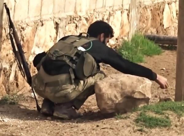 Taşın altından başladı evin içine kadar uzandı! Şoke eden görüntü - Resim: 2