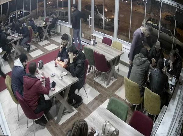 Polis kokoreççide garsonu tokatladı silah çekti! - Resim: 3