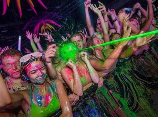 Görenler dönüp bir daha baktı onca insanın önünde... - Resim: 2