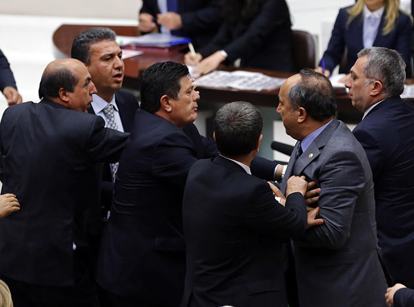 Meclis'te fotoğraf kavgası - Resim: 2