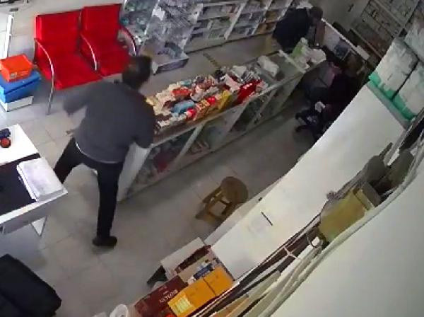 'İstediğin ilaç yok' diyen eczacıya dehşeti yaşattı! - Resim: 0