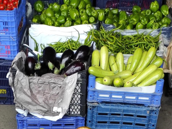 Yüzde 100 zam geldi! İstanbul'daki kar meyve sebze fiyatlarını vurdu: 70-100 lira arasında satılıyor - Resim: 1