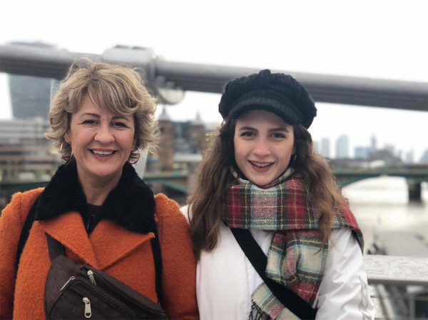 Kırgın Çiçekler'in yıldızı Naz Çağla Irmak'ın kendisi gibi oyuncu annesi Hülya Gülşen'den sevenlerini korkutan haber... - Resim: 1