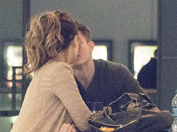 22 yaş küçük sevgilisini öpmeye doyamadı! - Resim: 3