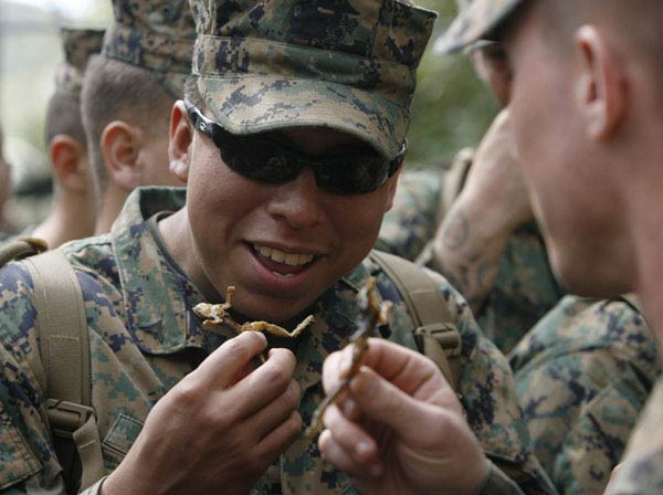 Askerin akrep ve yılan ile sınavı! - Resim: 1