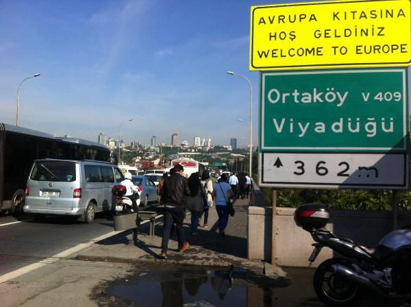 Boğaziçi Köprüsü kilitlendi vatandaş yürüyor - Resim: 1