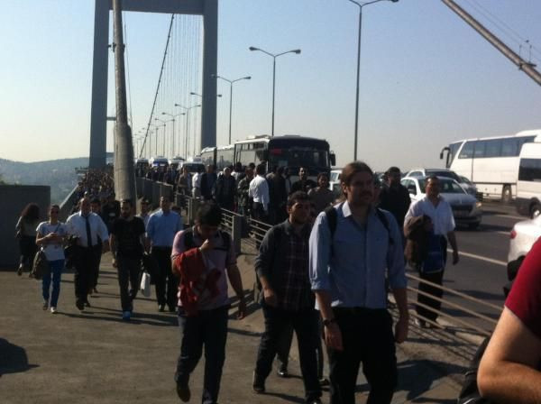 Boğaziçi Köprüsü kilitlendi vatandaş yürüyor - Resim: 2