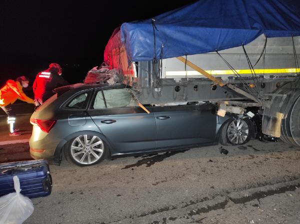 Düzce'de otomobil TIR'ın altına girdi: 1 ölü, 1 yaralı - Resim: 0