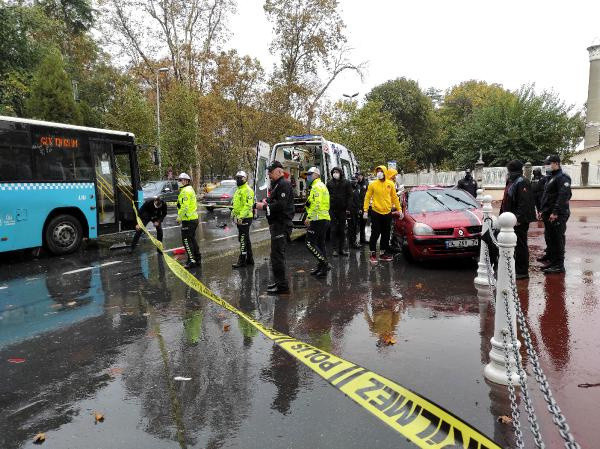 Dolmabahçe'de otomobil otobüsle çarpıştı sürücüyü itfaiye kurtardı - Resim: 0