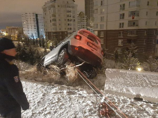 Ankara'da akıllara durgunluk veren kaza! Asılı kalan otomobildeki 2 kadın kurtarıldı - Resim: 0