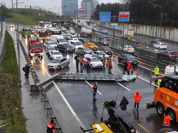 İstanbul'da yola tabela devrildi trafik kilitlendi! Uzun kuyruk oluştu - Resim: 0