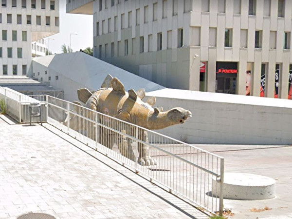 Dinozor heykelinden kötü koku gelince acı gerçek ortaya çıktı - Resim: 0