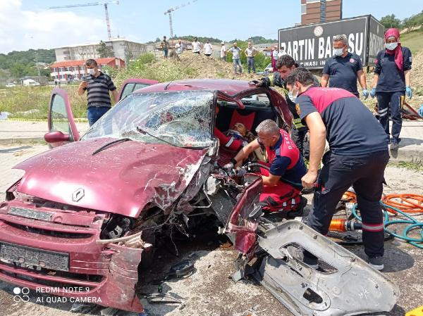 Bartın'da feci kaza! Araç karşı şeride geçti: Ortalık kan gölüne döndü - Resim: 1