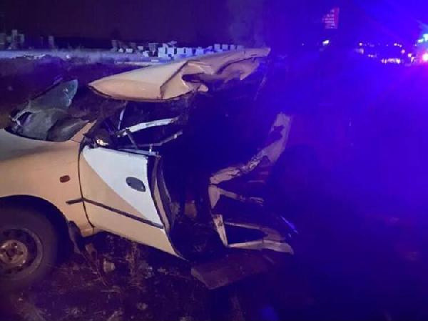 Şanlıurfa'da iş makinesiyle çarpışan otomobilin tavanı koptu: 2 ölü, 6 yaralı - Resim: 0