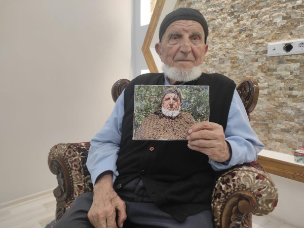 Kayseri'de görenler inanamadı! Üzerine 50 bin arı konuyor: Arının içinde çıplak da gezerim - Resim: 0