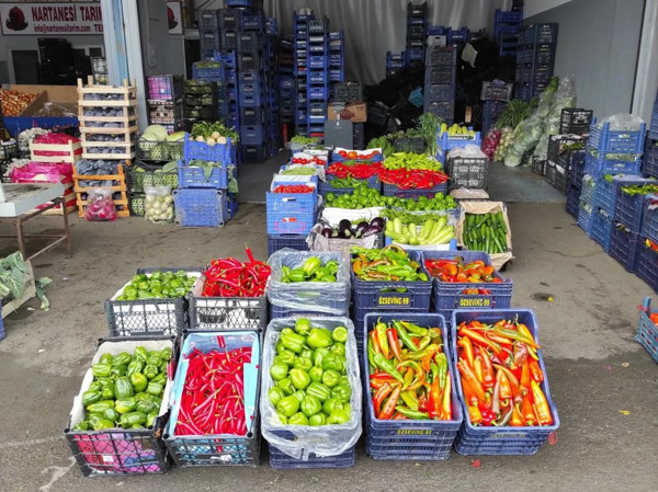 Yüzde 100 zam geldi! İstanbul'daki kar meyve sebze fiyatlarını vurdu: 70-100 lira arasında satılıyor - Resim: 3