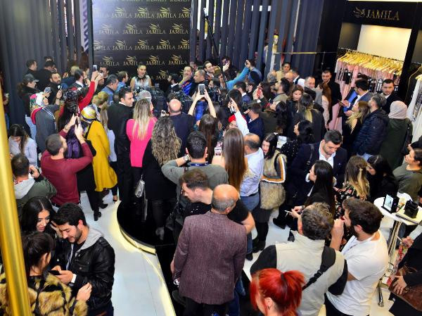 Önce kavga etmişlerdi Demet Akalın Seda Sayan'a gelinlik baktı - Resim: 2