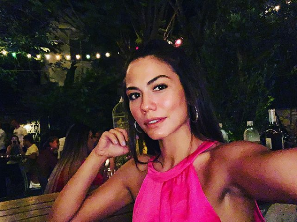 Can Yaman ile aşk yaşayan Demet Özdemir'den şimdi de kalça şov! Göbek dansı olay olmuştu - Resim: 1