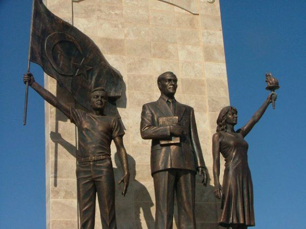 Karısının ve kendisinin heykelini yaptıran başkandan yeni skandal - Resim: 4