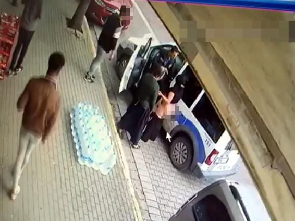 Para çalmakla suçlanınca sokak ortasında soyundu! Vatandaş şoke oldu - Resim: 1