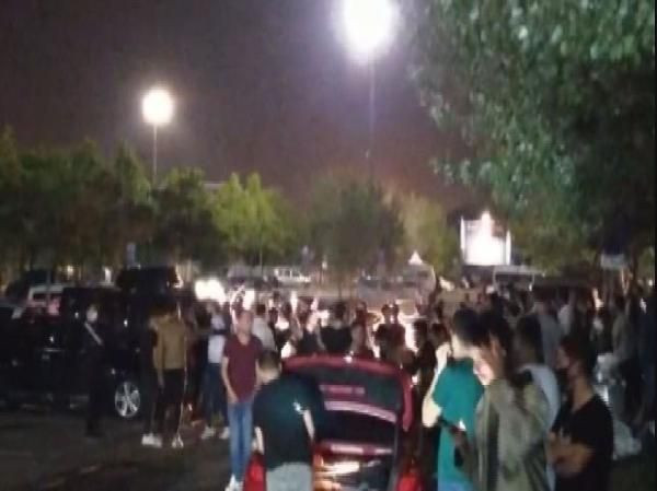 İnanılır gibi değil! Koronavirüse aldırış etmeden eğlendiler - Resim: 4