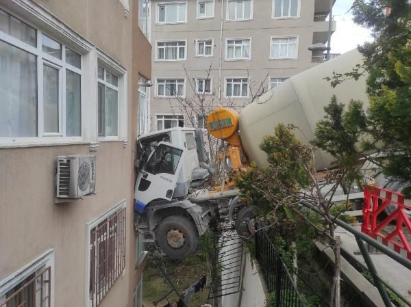 İstanbul'da korku dakikaları! Beşiktaş'ta beton mikseri 6 katlı binaya saplandı - Resim: 1