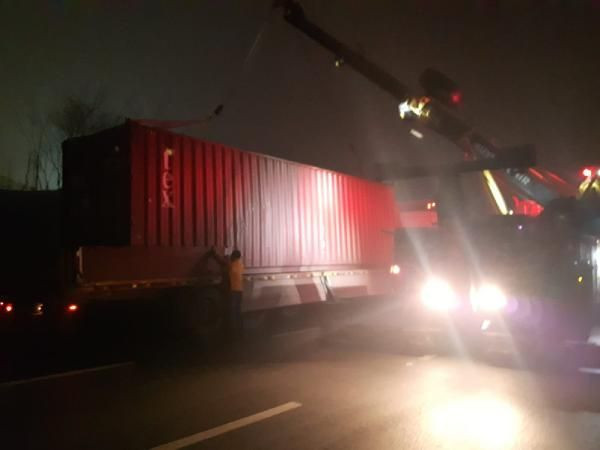 TIR üst geçide çarptı, konteyner yola devrildi - Resim: 0