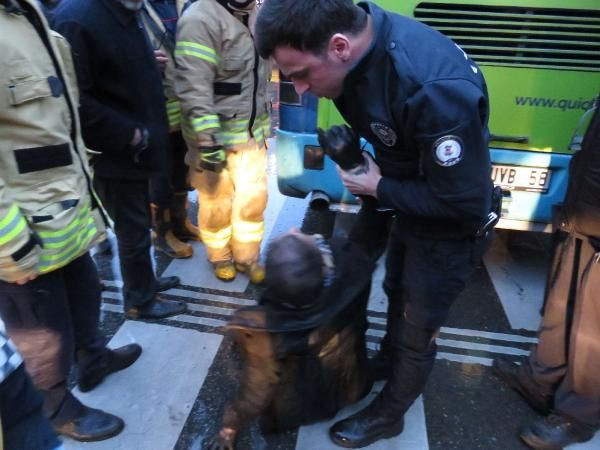 Kadıköy'de bir garip olay! ''Bebeğim orada'' dedi otobüsün altına girdi - Resim: 1