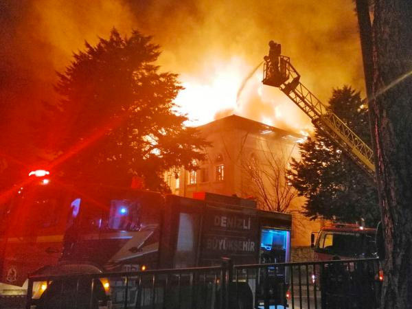 Denizli'de tarihi okul cayır cayır yandı - Resim: 1